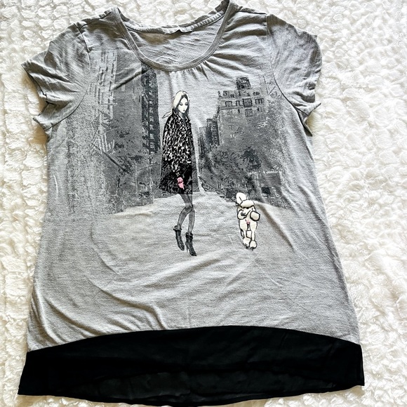 Tops - Cute Juniors size (S) Pre-Owned black & grey T shirt with embellishments.